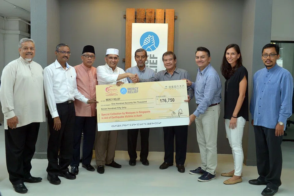 MAJLIS PENYERAHAN CEK RLAF KEPADA MERCY RELIEF: (Dari kiri): Ahli Lembaga Pemegang Amanah RLAF, Encik Zainul Abidin Ibrahim; Ahli Jawatankuasa Masjid RLA, Encik Shaick Fakrudeen S Ali; Pengerusi Jawatankuasa Masjid RLA, Haji Paiman Supangat; Ahli Lembaga Pemegang Amanah RLAF, Encik Mohamed Abdul Jaleel; Ketua Eksekutif Muis, Haji Abdul Razak Maricar; Penasihat Mercy Relief, Encik Abdullah Tarmugi; Pengerusi Mercy Relief, Encik Suhaimi Rafdi; Pengarah Eksekutif Mercy Relief, Cik Zhang Tingjun; dan Ahli Lembaga Pemegang Amanah RLAF, Encik Mohamad Helmy Mohd Isa. - Foto MERCY RELIEF
