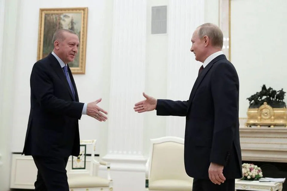 Presiden Russia Vladimir Putin (kanan) dan rakan sejawat dari Turkey Recep Tayyip Erdogan memulakan perbincangan bagi meredakan krisis di wilayah Idlib di barat laut Syria. 