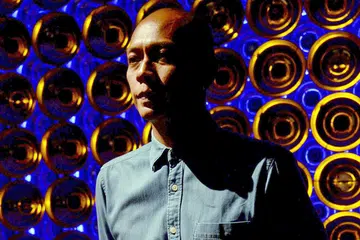 HASIL SENI UNIK BAWA REZEKI: Encik Zulkifle Mahmod menerima Hadiah Soichiro Fukutake berkat keunikan seni pemasangan bunyi, SONICreflection, yang menyentuh tentang Singapura sebagai kota unik dengan daerah khusus buat pekerja Indonesia, Filipina, Thailand, Vietnam dan Myanmar. - Foto JOHARI RAHMAT