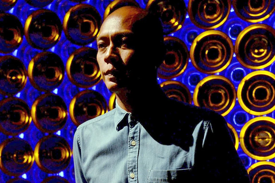 HASIL SENI UNIK BAWA REZEKI: Encik Zulkifle Mahmod menerima Hadiah Soichiro Fukutake berkat keunikan seni pemasangan bunyi, SONICreflection, yang menyentuh tentang Singapura sebagai kota unik dengan daerah khusus buat pekerja Indonesia, Filipina, Thailand, Vietnam dan Myanmar. - Foto JOHARI RAHMAT