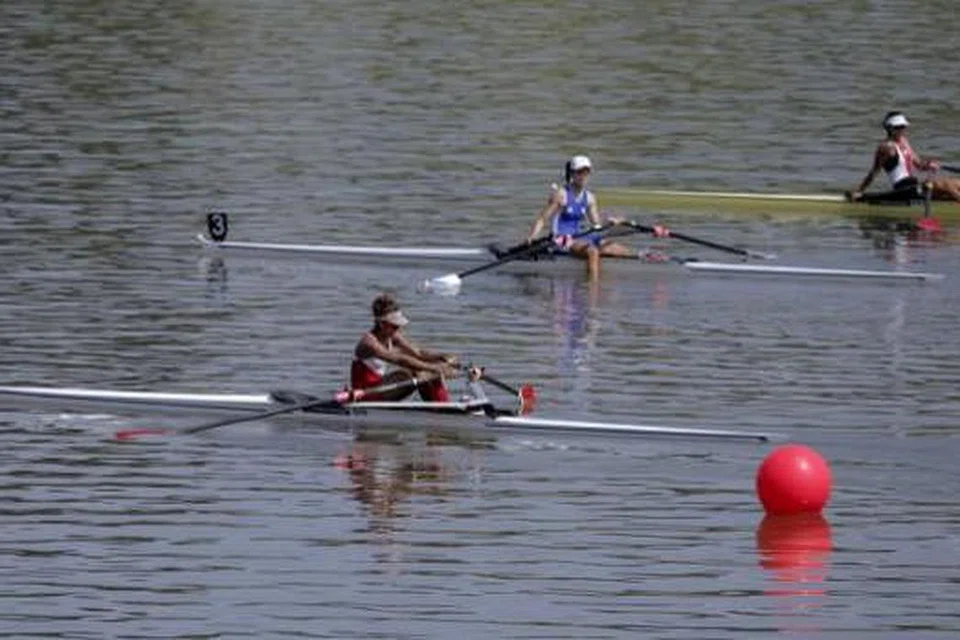 CUBA TAPI HAMPA: Pendayung negara, Saiyidah Aisyah (kiri), berusaha semampunya namun hanya mampu menduduki tempat keempat dalam acara mendayung 2,000 meter lightweight single sculls pagi semalam. - Foto SPORT SINGAPORE