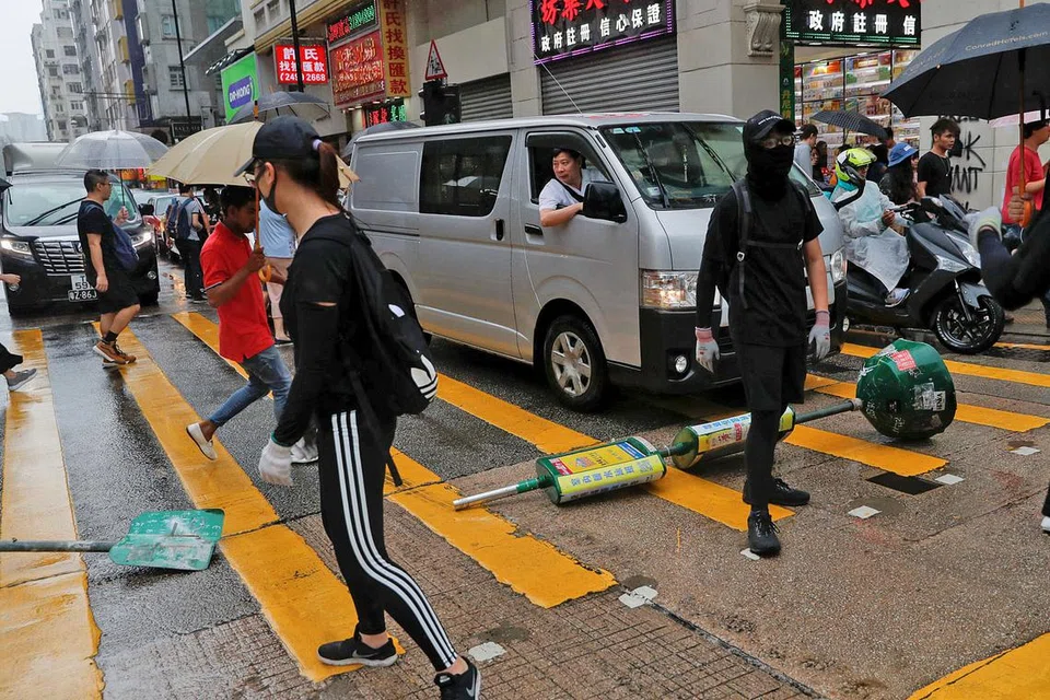 JEJAS TRAFIK: Penunjuk perasaan menyekat jalan raya di daerah Tsim Sha Tsui di Hongkong kelmarin. - Foto REUTERS