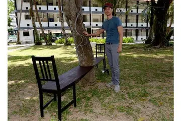 SEMAI KREATIVITI: Encik Muhammad Nur Faris Nakamura Mohamed Salim menggabungkan cinta pada pertukangan dan berkebun bagi menghasilkan karya yang mengisahkan tembok penghalang komunikasi. - Foto TUKIMAN WARJI