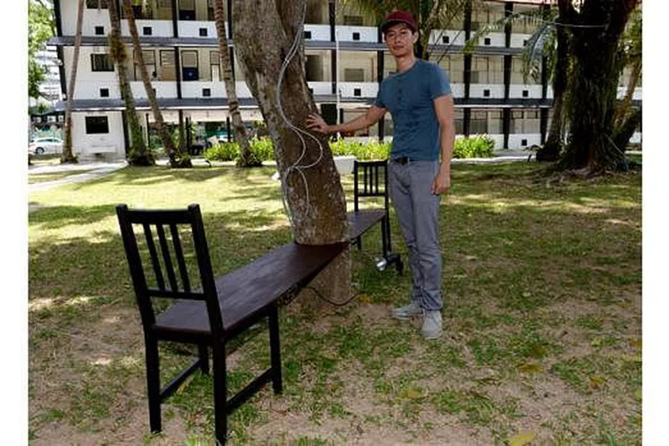 SEMAI KREATIVITI: Encik Muhammad Nur Faris Nakamura Mohamed Salim menggabungkan cinta pada pertukangan dan berkebun bagi menghasilkan karya yang mengisahkan tembok penghalang komunikasi. - Foto TUKIMAN WARJI