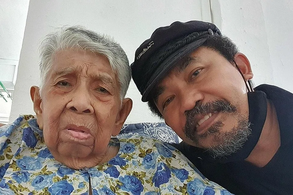 SEMBUH DARIPADA COVID-19: Encik Fuad Zoso pada mulanya amat risau apabila ibunya, Cik Muna Ahmad, 93 tahun, dijangkiti Covid-19. Mujur, Cik Muna, yang sudah divaksin sepenuhnya, diuji negatif bagi koronavirus selepas 10 hari di hospital dan kini sedang pulih di rumah. - Foto ihsan FUAD ZOSO