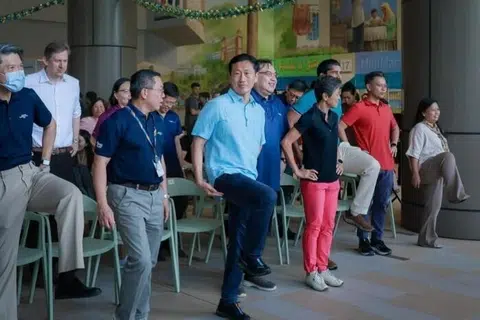 Menteri Kesihatan, Encik Ong Ye Kung (tengah), menyertai senaman beramai-ramai sempena sambutan Hari Tulang dan Otot (Muskuloskeletal) NHG Health di Hospital Woodlands pada 28 Mac.