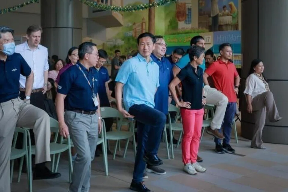 Menteri Kesihatan, Encik Ong Ye Kung (tengah), menyertai senaman beramai-ramai sempena sambutan Hari Tulang dan Otot (Muskuloskeletal) NHG Health di Hospital Woodlands pada 28 Mac.