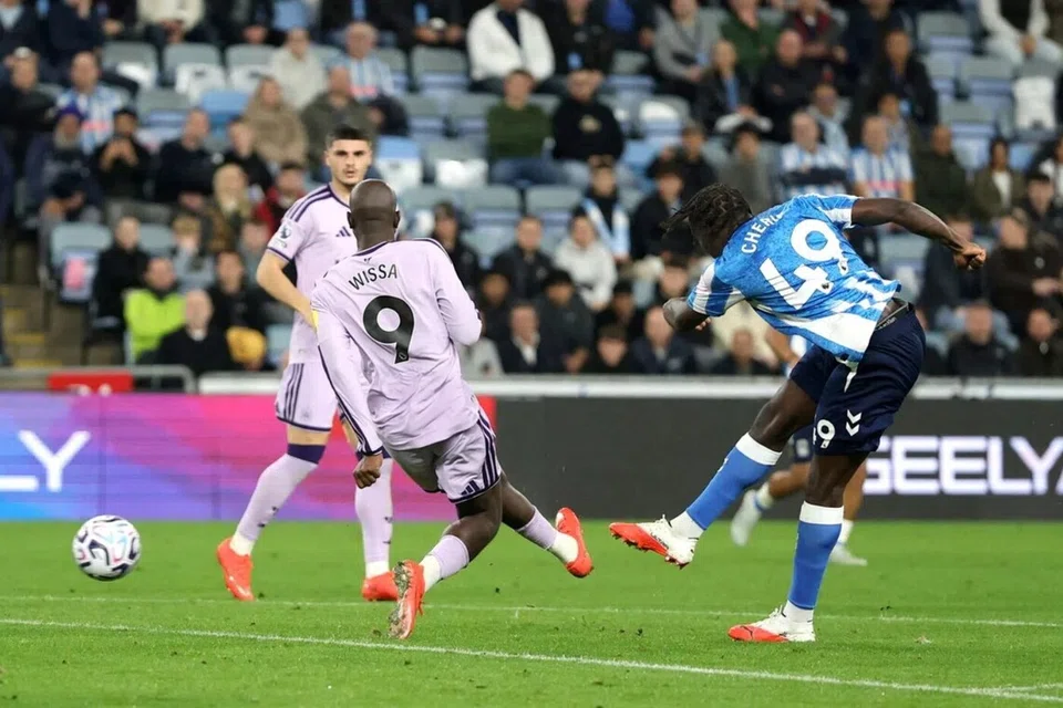 Sidiki Cherif (kanan) dari Coventry City menjaringkan gol kedua pasukannya semasa Liga Perdana England (EPL) menentang Newcastle United di Coventry, Britain pada 12 Oktober.