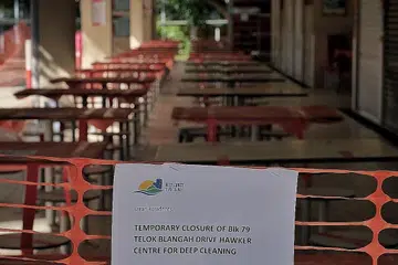 DITUTUP UNTUK MENJALANI KERJA PEMBERSIHAN: Pusat Makanan dan Pasar Telok Blangah Drive kini ditutup untuk kerja pembersihan dan pembasmian kuman, yang bermula kelmarin dan dijadual berakhir hari ini. - Foto BH oleh GAVIN FOO