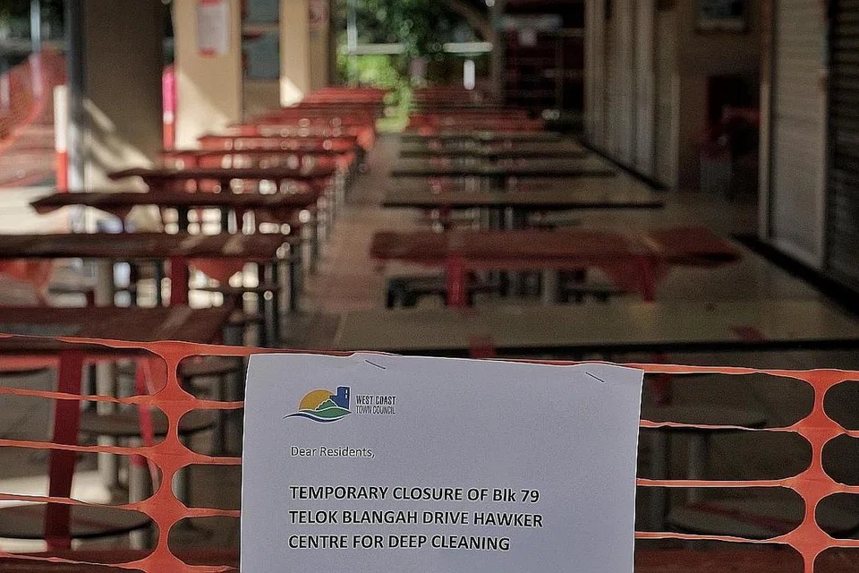 DITUTUP UNTUK MENJALANI KERJA PEMBERSIHAN: Pusat Makanan dan Pasar Telok Blangah Drive kini ditutup untuk kerja pembersihan dan pembasmian kuman, yang bermula kelmarin dan dijadual berakhir hari ini. - Foto BH oleh GAVIN FOO
