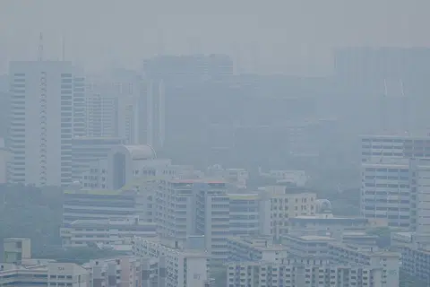 JEREBU MELANDA: Khidmat Kaji Cuaca Singapura (MSS) jangka jerebu akan melanda Singapura mulai Jun ekoran keadaan cuaca yang lebih kering dan panas. Gambar diambil dari Pinnacle@Duxton pada 14 April.