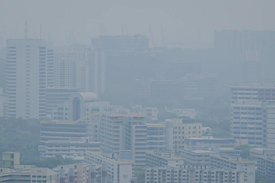 JEREBU MELANDA: Khidmat Kaji Cuaca Singapura (MSS) jangka jerebu akan melanda Singapura mulai Jun ekoran keadaan cuaca yang lebih kering dan panas. Gambar diambil dari Pinnacle@Duxton pada 14 April.