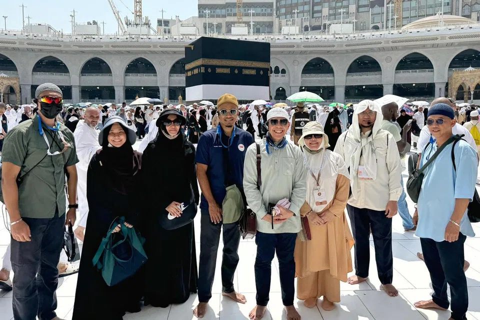 Dr Mohamad Maliki Osman (empat dari kanan), dan isterinya, Cik Sadiah Shahal (di sebelahnya), bergambar bersama Pejabat Ehwal Jemaah Haji Singapura (SPAO) Muis sebelum menunaikan tawaf wada (tawaf selamat tinggal sebelum pulang) pada 20 Jun.      