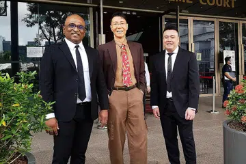 DI MAHKAMAH: Dr Roy Tan Seng Kee (tengah) bersama peguamnya, Encik Ravi (kiri). - Foto BH oleh ROY TAN