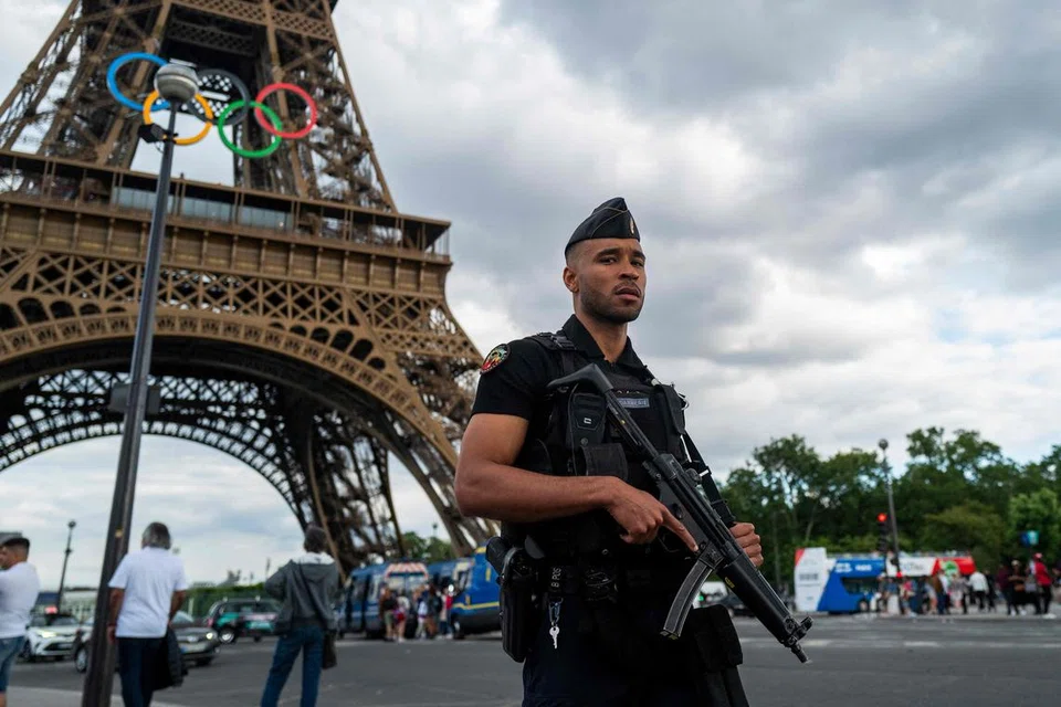 Seorang pegawai keselamatan Perancis membuat rondaan berhampiran Menara Eiffel menjelang Sukan Olimpik Paris. 