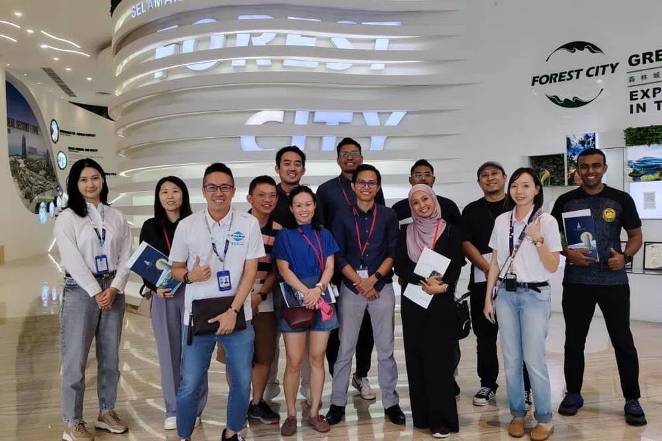 Cik Syafiqah akan membawa kumpulan yang berminat untuk melihat lokasi tempat tinggal di Johor sebelum mereka buat keputusan untuk menyewa. Antara kawasan popular ialah Forest City.
