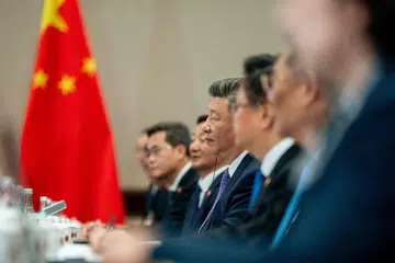 Presiden China, Encik Xi Jinping (tengah), berkata dasar berat sebelah dan dasar perlindungan perlu ditolak, sebaliknya negara-negara perlu memihak kepada globalisasi ekonomi, ketika sidang puncak Kerjasama Ekonomi Asia-Pasifik di Peru, pada 15 November.
