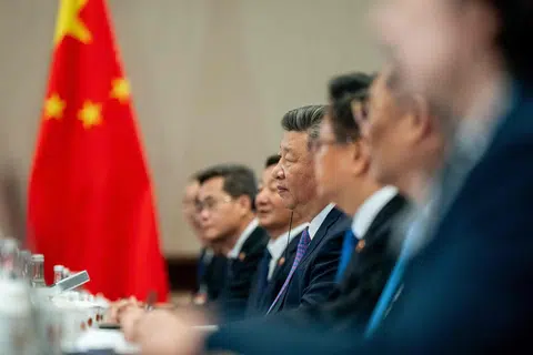 Presiden China, Encik Xi Jinping (tengah), berkata dasar berat sebelah dan dasar perlindungan perlu ditolak, sebaliknya negara-negara perlu memihak kepada globalisasi ekonomi, ketika sidang puncak Kerjasama Ekonomi Asia-Pasifik di Peru, pada 15 November.