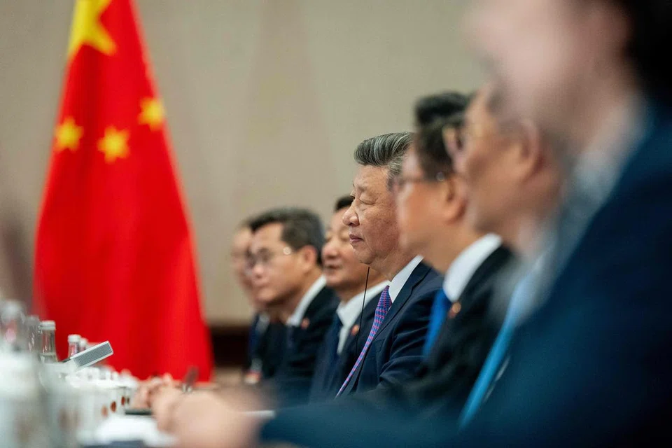 Presiden China, Encik Xi Jinping (tengah), berkata dasar berat sebelah dan dasar perlindungan perlu ditolak, sebaliknya negara-negara perlu memihak kepada globalisasi ekonomi, ketika sidang puncak Kerjasama Ekonomi Asia-Pasifik di Peru, pada 15 November.