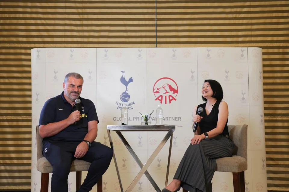 HADAPI PERTANYAAN MEDIA: Pengurus baru kelab bola sepak Tottenham Hotspur, Ange Postecoglu, menjawab soalan yang dikemukakan hos acara yang juga merupakan Ketua Perhubungan Awam, Penjenamaan dan Pemasaran AIA Singapore, Cik Allison Chew, semasa pertemuannya dengan media Singapura di hotel Pan Pacific, pada tengah hari Isnin.