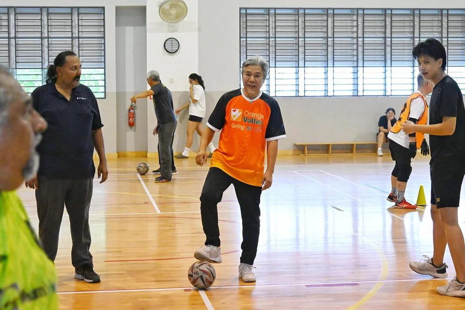 Encik Kamaruddin (tengah) dapat kembali menikmati sukan yang diminatinya ketika muda menerusi ‘walking football’, selain aktif dalam kegiatan seperti bola lantai duduk.