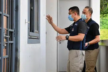 BERUNDING: Pegawai Unit Perundingan Krisis (CNU) cuba berunding dalam situasi perundingan semasa satu latihan simulasi tahun lalu. - Foto fail