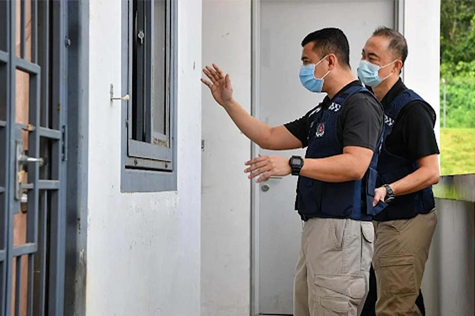 BERUNDING: Pegawai Unit Perundingan Krisis (CNU) cuba berunding dalam situasi perundingan semasa satu latihan simulasi tahun lalu. - Foto fail