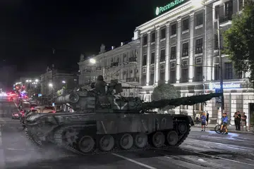 CETUS KRISIS: Askar upahan Wagner Group  bersiap meninggalkan pusat bandar  Rostov-on-Don selepas huraian dicapai antara ketua kumpulan itu dengan pemimpin Russia. 