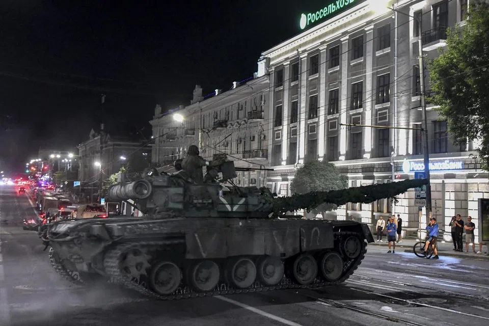 CETUS KRISIS: Askar upahan Wagner Group  bersiap meninggalkan pusat bandar  Rostov-on-Don selepas huraian dicapai antara ketua kumpulan itu dengan pemimpin Russia. 