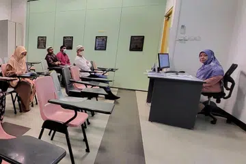 TIMBA ILMU: Pelajar sedang mengikuti kuliah Sijil Pengajian Islam anjuran Masjid Ar-Raudhah yang terletak di Bukit Batok East Avenue 2 ini. 