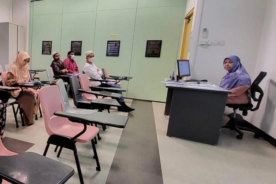 TIMBA ILMU: Pelajar sedang mengikuti kuliah Sijil Pengajian Islam anjuran Masjid Ar-Raudhah yang terletak di Bukit Batok East Avenue 2 ini. 