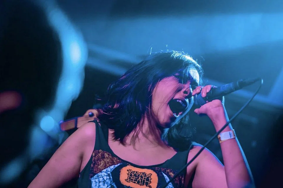 SYARM JAVER: Vokalis kumpulan 'death metal' E-thereal membuktikan kaum Hawa juga mampu menguasai genre muzik yang didominasi lelaki. - Foto E-THEREAL