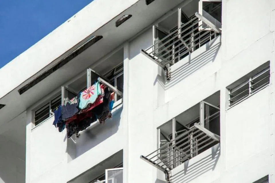 LEBIH MUDAH DAN SELAMAT: Kelengkapan baru yang diperkenalkan HDB termasuk rak jemuran baju boleh ditolak tarik yang telah dicuba di sebuah blok HDB pada 2018. - Foto HDB