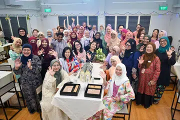 Sambutan tahunan Harmoni Raya Persatuan Pemudi Islam Singapura (PPIS) dihadiri presidennya, Cik Hazlina Halim (duduk, tiga dari kiri) dan Anggota Parlimen (AP) GRC Ang Mo Kio, Cik Nadia Samdin (duduk, empat dari kiri), bersama sekitar 40 pemimpin wanita yang mewakili pelbagai pertubuhan berasaskan agama dan sekular, pihak berkepentingan, dan rakan kongsi masyarakat di Rumah Peralihan Rise Above pada 27 April.
