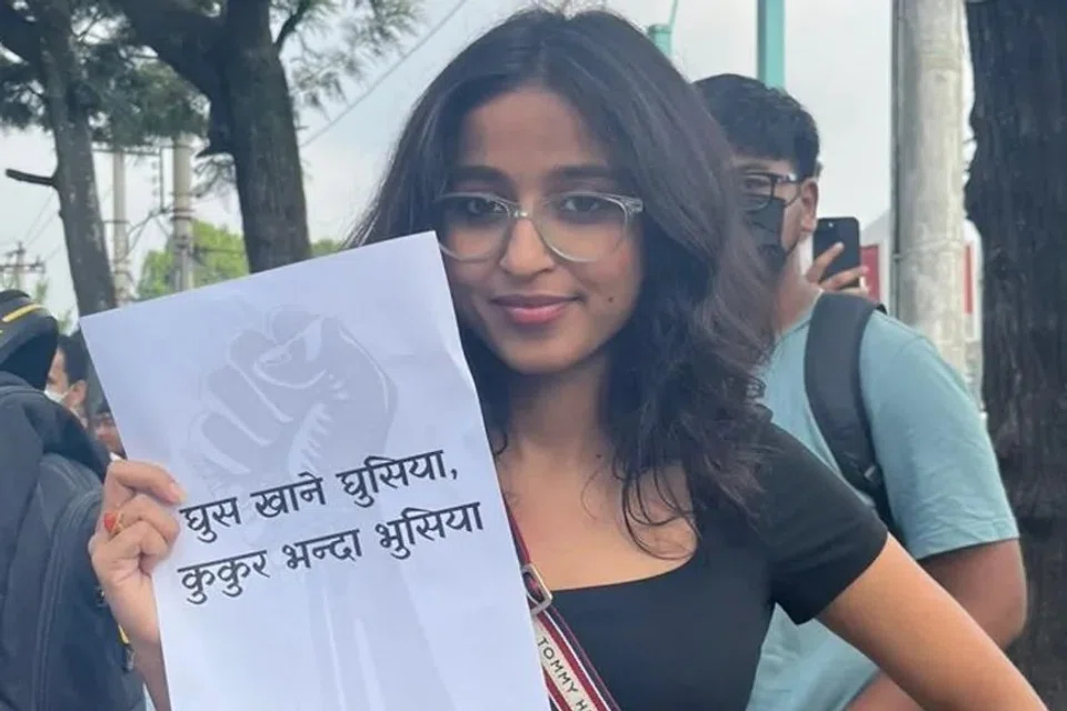Tanuja Pandey mengangkat slogan antirasuah ketika menyertai protes pada 8 September.