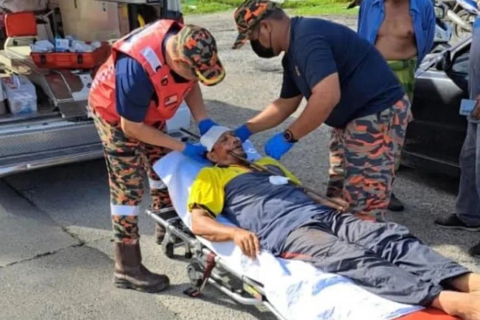 Batang besi yang menembusi tengkorak mangsa terpaksa dikeluarkan melalui pembedahan menggunakan peralatan khas.