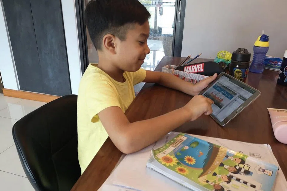 GHAIRAH: Murid darjah satu, Muhammad Mu'adz Muhammad Saufi, mengikuti pembelajaran secara dalam talian semalam sejajar dengan usaha Kementerian Pendidikan (MOE) di tengah-tengah krisis Covid-19. - Foto FAHIMAH ABDUL RAHIM 