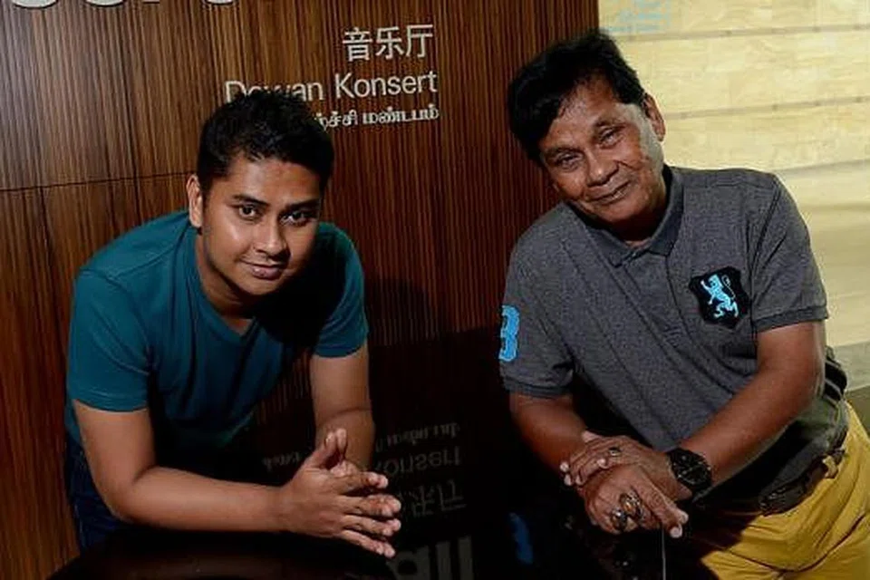 UNTUKMU IBU: Iskandar Ismail atau Eiss akan menyanyikan lagu tradisional, manakala bapa dan adiknya, R. Ismail dan Elfee (gambar atas) , akan menyanyikan lagu rok dalam konsert istimewa 'Hari Ibu: Khas Untukmu Ibu'. - Foto MEDIACORP SURIA DAN TUKIMAN WARJI