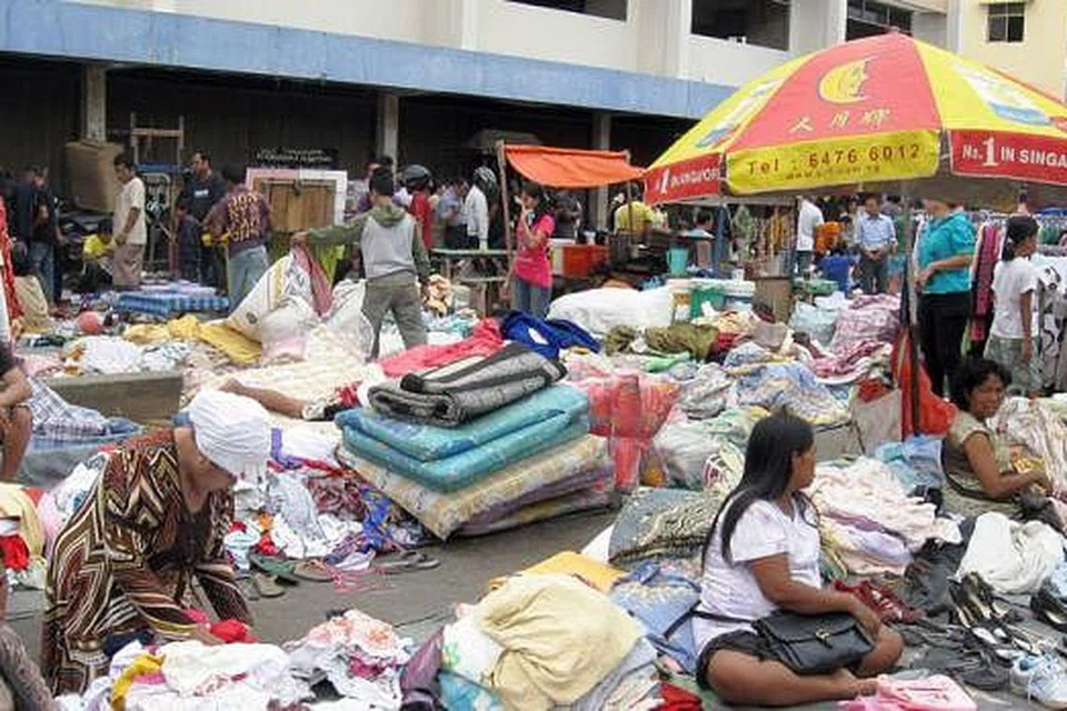 BANYAK TEMPAT JUAL BARANGAN TERPAKAI: Kawasan sekitar Pasar Tos 3000 di Jodoh dikunjungi ramai pelanggan yang gilakan pakaian berjenama terpakai dari Singapura. - Foto SAINI SALLEH