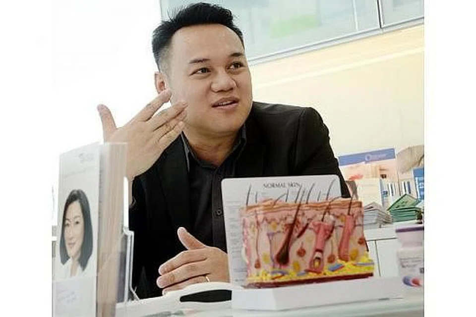AGAR TIDAK CEPAT TUA SEBELUM MASANYA: Pakar kulit, Dr Noor Hanif Said, yang memiliki klinik Renaissance Dermatology, Laser & Aesthetics Clinic di Mount Elizabeth Novena Specialist Centre, menasihatkan orang ramai agar menjauhi kulit dari sinar suria dan sentiasa gunakan pelindung matahari atau 'sunscreen'. - Foto JOHARI RAHMAT