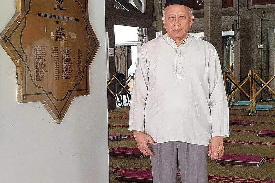 TERUS BERSEMANGAT CURAH BAKTI: Encik Yahya Abdul Ghani, tidak jemu mencurahkan tenaganya dan menjadi relawan di Masjid Darul Aman sejak 3 dekad yang lalu. - Foto ihsan YAHYA ABDUL GHANI