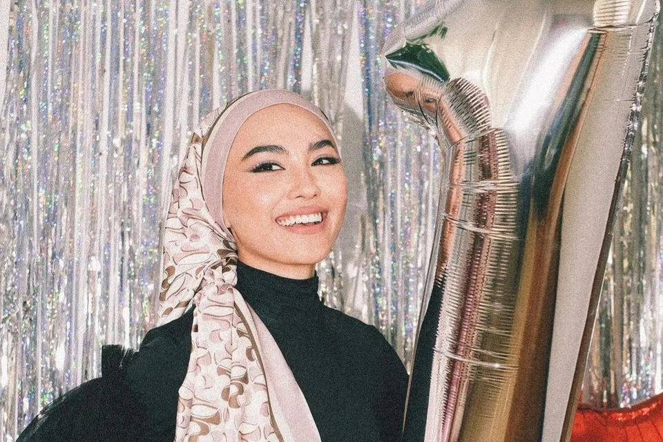 Pelakon dan usahawan, Sharifah Rose, bekerja rapat dengan pereka tudung di bawah jenama Harirose dan turut melibatkan diri dalam proses menghasilkan setiap konsep baru. 