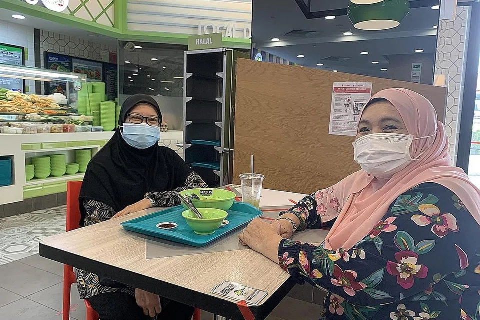 SUDAH BUAT RANCANGAN: Cik Salmah Abdullah (kiri), 59 tahun, dan kakak iparnya, Cik Jamilah Saidin, 68 tahun, menjamu selera tengahari semalam sebelum sekatan hidang di luar bermula hari ini. Rancangan mereka untuk keluar bersama Sabtu ini bersama adik beradik lain juga dibatalkan setelah mendapat tahu akan sekatan terkini. - Foto BH oleh NUR SYUHRAH HASSAN