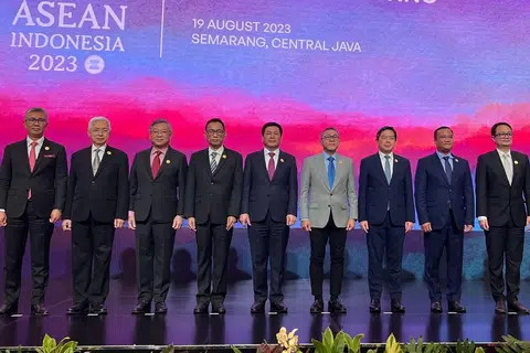 KERJASAMA: Menteri Perdagangan dan Perusahaan Encik Gan Kim Yong (iga dari kiri) bersama rakan sejawat dan rakan Asean di acara Mesyuarat Menteri-Menteri Ekonomi Asean (AEM) baru-baru ini.