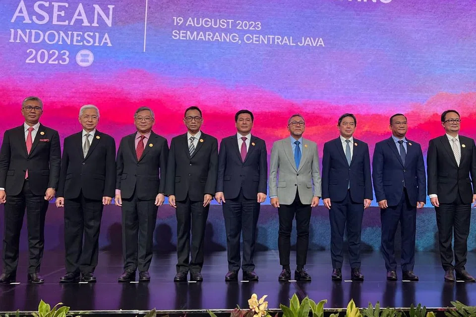 KERJASAMA: Menteri Perdagangan dan Perusahaan Encik Gan Kim Yong (iga dari kiri) bersama rakan sejawat dan rakan Asean di acara Mesyuarat Menteri-Menteri Ekonomi Asean (AEM) baru-baru ini.