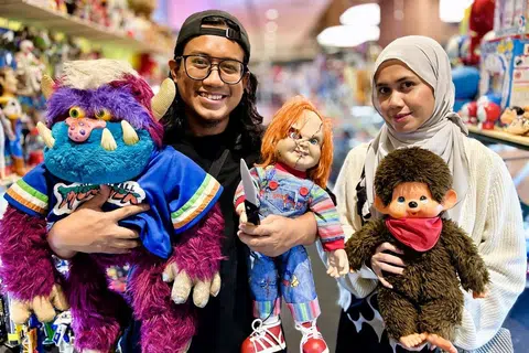 Pemilik Viva Bundle dari Melaka, Encik Mohd Fathi Syazwan Nordin (kiri), bersama isterinya, Cik Nur Sa’adah Mohd Naeim, menunjukkan patung yang sentiasa menjadi sasaran warga Singapura iaitu ‘Monchhichi’ (dari kanan), ‘Chucky’ dan ‘My Pet Monster’.