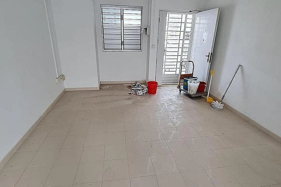 KINI TIDAK LAGI KOSONG: Ramai orang telah melahirkan keinginan untuk menyumbang pelbagai barangan termasuk televisyen dan beg sekolah kepada Cik N dan anak kecilnya. - Foto SUN XUELING / FACEBOOK