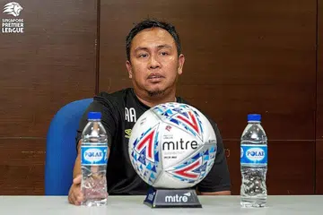 MAHU RAIH KEMENANGAN: Kededua Azlan Alipah (gambar atas) dan Clement Teo mahu pasukan masing-masing menang. - Foto SPL