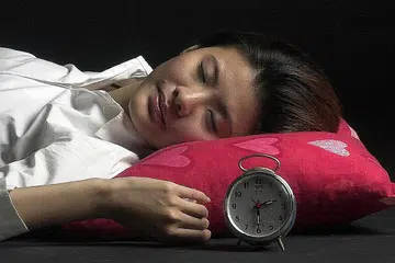 JEJAS KEHIDUPAN: Tidur lewat hingga melepasi tengah malam dan bangun awal pagi menyebabkan seseorang kurang mendapat tidur secukupnya. Keadaan ini semakin teruk pada akhir tahun apabila biasanya terdapat pelbagai kegiatan lewat malam. - Foto fail