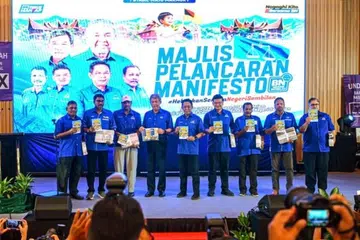 Timbalan Pengerusi Barisan Nasional (BN) Pusat, Datuk Seri Mohamad Hasan (empat dari kiri) bersama Pengerusi Umno Negeri Sembilan, Datuk Seri Jalaluddin Alias (lima dari kiri), dan pimpinan BN pada majlis pelancaran Manifesto BN pada 24 Julai lalu.